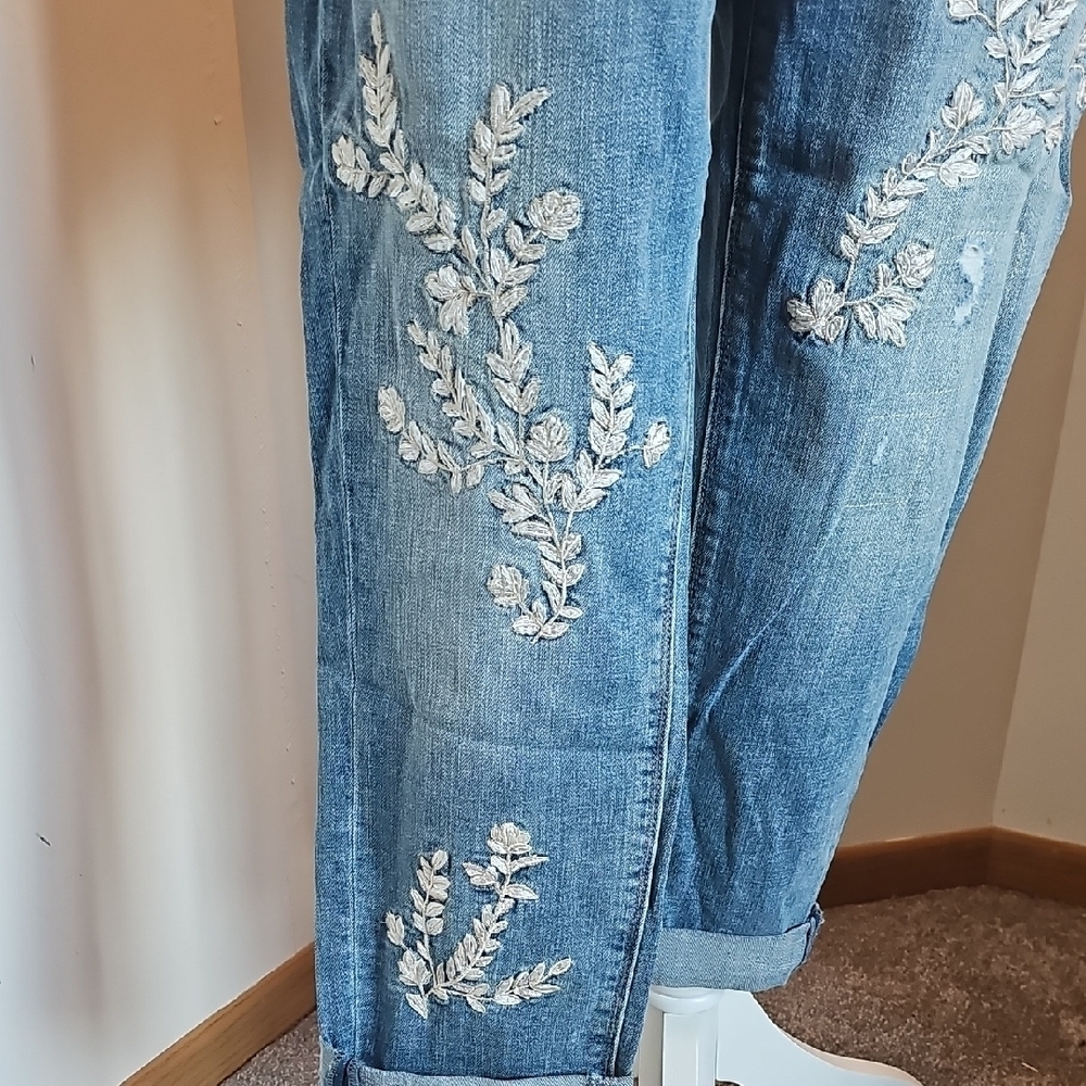 White House Black Market Blue Girlfriend Jeans with White Embroidery - Picture 2 of 7